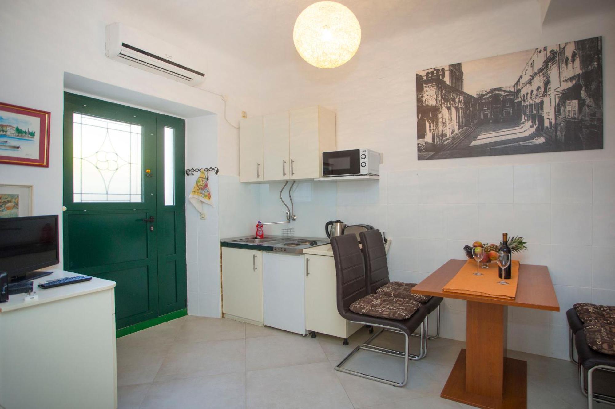 Zdrav - With Big Terrace Appartamento